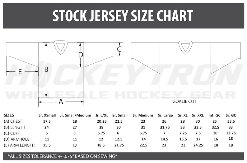 Puede incluir: Un dibujo en blanco y negro de una tabla de tallas de jersey de hockey. La tabla muestra las medidas para diferentes tallas de jerseys, incluyendo pecho, longitud, pu&ntilde;o, sisa y longitud del brazo. La tabla est&aacute; etiquetada con las tallas: Jr. XSmall, Jr. Small/Medium, Jr. L/XL, Sr. Small, Sr. Medium, Sr. Large, Sr. XL, Sr. XXL, Int. GC y Sr. GC. La tabla tambi&eacute;n incluye el texto "STOCK JERSEY SIZE CHART" y "GOALIE CUT".