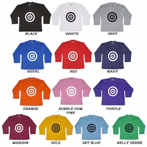 Puede incluir: Un conjunto de 12 camisas de manga larga con un dise&ntilde;o de diana en varios colores, incluyendo negro, blanco, gris, azul real, rojo, azul marino, naranja, rosa chicle, morado, granate, dorado, azul cielo y verde kelly.