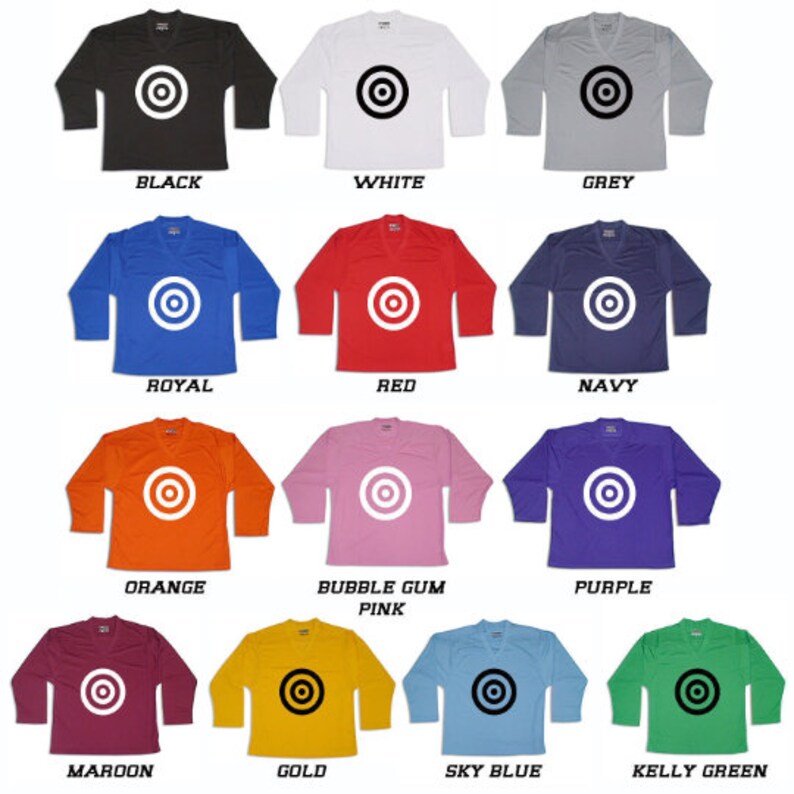 Puede incluir: Un conjunto de 12 camisas de manga larga con un dise&ntilde;o de diana en varios colores, incluyendo negro, blanco, gris, azul real, rojo, azul marino, naranja, rosa chicle, morado, granate, dorado, azul cielo y verde kelly.