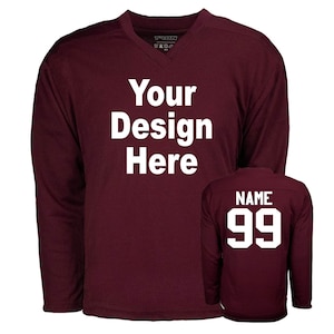 Pode incluir: Camisola de manga comprida cor vinho com decote em V. A frente da camisola tem o texto "Your Design Here" em branco. As costas da camisola têm o texto "NAME 99" em branco.