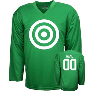 Puede incluir: Jersey de hockey verde de manga larga con un dise&ntilde;o de diana blanco en la parte delantera y el texto "NAME 00" en la parte posterior.