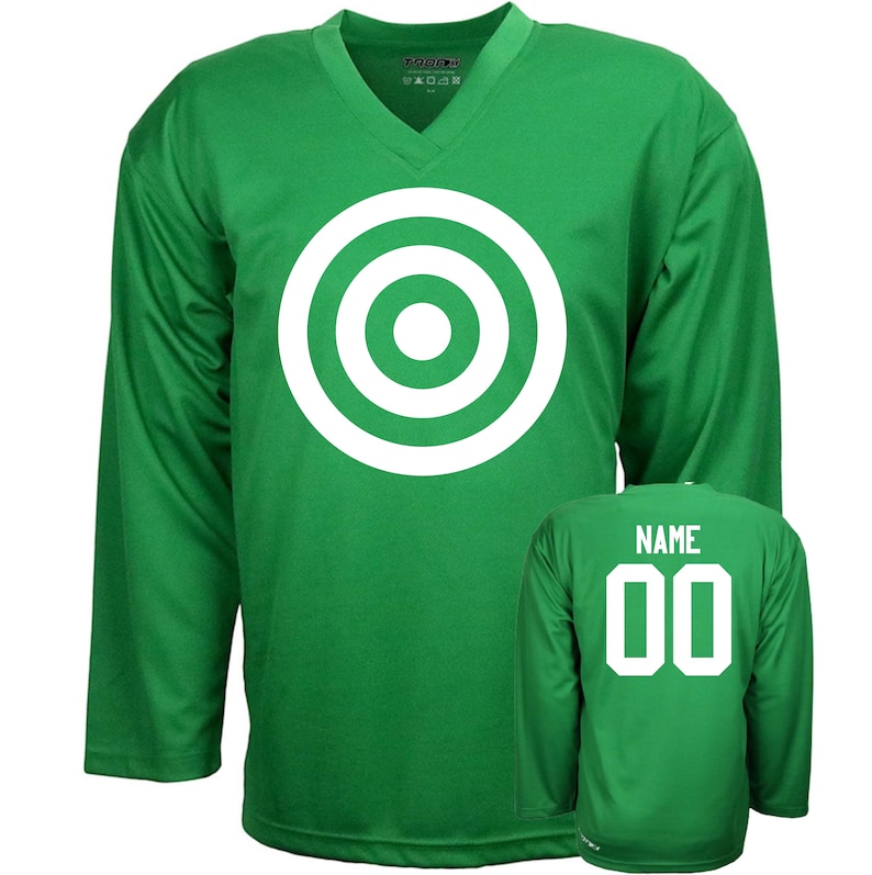 Puede incluir: Jersey de hockey verde de manga larga con un dise&ntilde;o de diana blanco en la parte delantera y el texto "NAME 00" en la parte posterior.