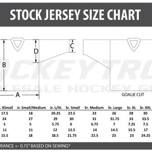 Puede incluir: Un dibujo en blanco y negro de una tabla de tallas de jersey de hockey. La tabla muestra las medidas para diferentes tallas de jerseys, incluyendo pecho, longitud, pu&ntilde;o, sisa y longitud del brazo. La tabla est&aacute; etiquetada con las tallas: Jr. XSmall, Jr. Small/Medium, Jr. L/XL, Sr. Small, Sr. Medium, Sr. Large, Sr. XL, Sr. XXL, Int. GC y Sr. GC. La tabla tambi&eacute;n incluye el texto "STOCK JERSEY SIZE CHART" y "GOALIE CUT".