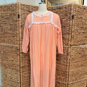 chemise de nuit rose saumon vintage des années 70, chemise de nuit à oeillets, SMALL