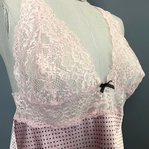 Vestido camisero Y2K de los años 00 de Victoria's Secret, combinación de encaje y lunares en color rosa, talla L, busto de 40"