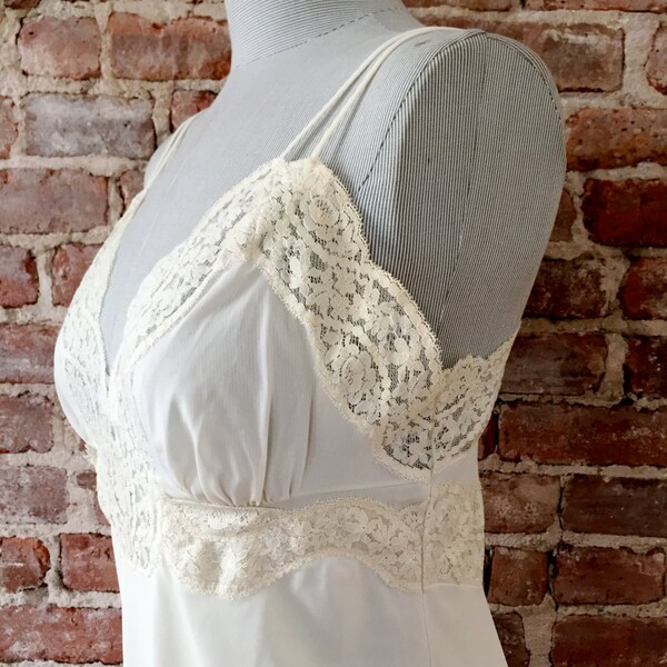 34 Vintage MUNSINGWEAR Full Slip - Romantic Lace Slip - Rockabilly - Lolita - Mad Men - Pinup - 1950s slip