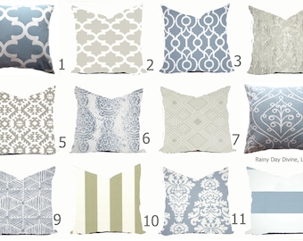 Puede incluir: Doce diseños de almohadas diferentes con patrones geométricos y florales en tonos azules, grises y blancos. Las almohadas están dispuestas en cuatro filas de tres.