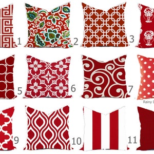 Pode incluir: Doze capas de almofada diferentes em vermelho e branco. Os padrões incluem formas geométricas, desenhos florais e bolinhas.