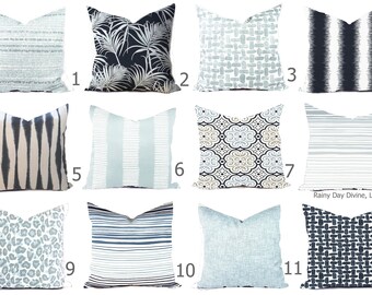 Puede incluir: Doce diseños de almohadas diferentes que presentan varios patrones en tonos de azul, blanco y negro. Los patrones incluyen rayas, formas geométricas y diseños abstractos.