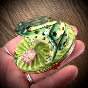 Può includere: Un set di tre tazze in ceramica con finitura opaca e macchiettata. Le tazze sono nei toni del crema, grigio chiaro e grigio scuro. Ogni tazza ha un design semplice e minimalista.