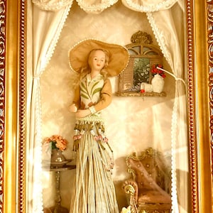 Casa de muñecas vintage con paisaje, sombra, caja 3D, caja de cartón, sala de estar en miniatura con pintura de estilo victoriano, silla barroca y gatito.