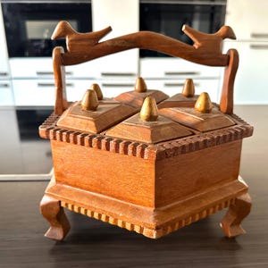 Hand-carved spice box spice box with 6 compartments wood 2 birds on the handle on 4 legs Vintage storage box