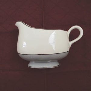 Homer Laughlin, Cavalier Eggshell Sauce Boat, 1940-1965