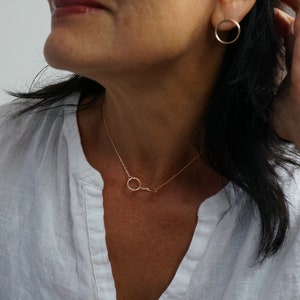 Goldene Creolen, Handgemachter moderner Schmuck, minimalistischer Stil, Alltägliche Kreis Ohrstecker, Silber Creolen Bild 4