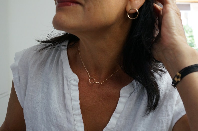 Goldene Creolen, Handgemachter moderner Schmuck, minimalistischer Stil, Alltägliche Kreis Ohrstecker, Silber Creolen Bild 4