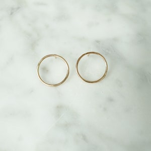 Goldene Creolen, Handgemachter moderner Schmuck, minimalistischer Stil, Alltägliche Kreis Ohrstecker, Silber Creolen Bild 5