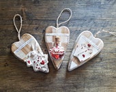 Alice in wonderland, alice hanging hearts, wooden hanging hearts, drink me, eat me, open me. Alice gift. White rabbit. White hearts. Gift