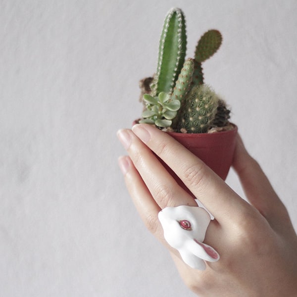 Juin, bague lapin blanc, bague animal, bague tendance.