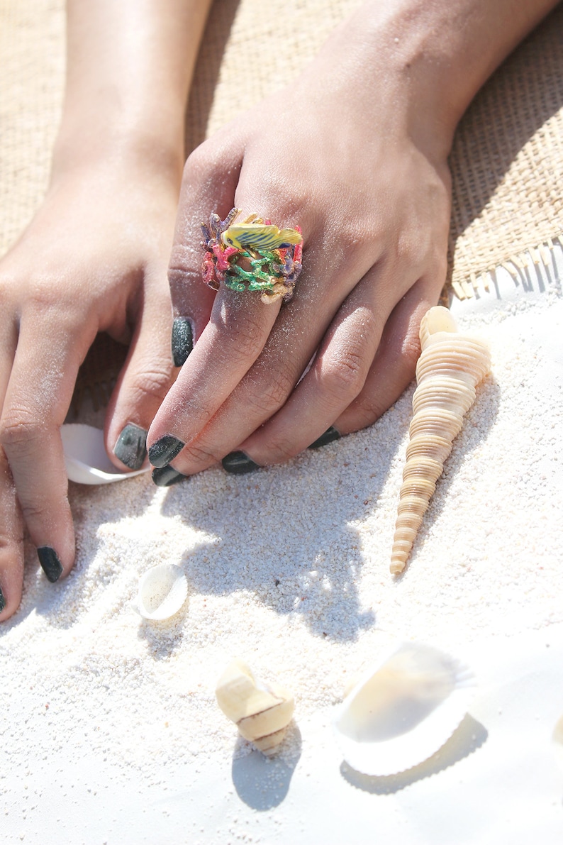 AngelFish and Reef Ring, Emaille sieraden, statement piece, Ocean Creature, Handgeschilderd, Animal Ring afbeelding 2