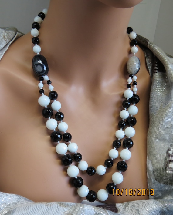 Necklace Black and White Agate