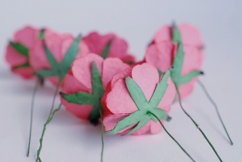 Coral color. 25 pieces roses paper size 3.5 cm. Paper Flower