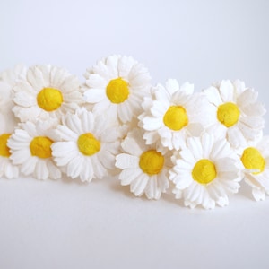Paper Flower, Centerpieces, DIY flower supplies, 25 pieces handmade daisy flowers size 3 cm. ivory colors, yellow pollen.