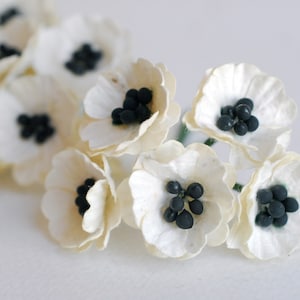 Paper flower, Poppy flowers, centerpieces, DIY wedding supplies;50 pieces poppy handmade flower size 2.5 cm., black pollen, white color.