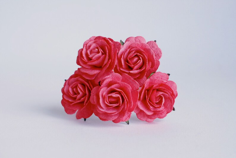 Coral color. 25 pieces roses paper size 3.5 cm. Paper Flower