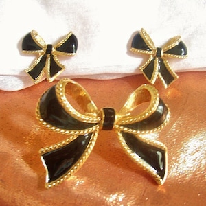 KENNETH JAY LANE - Set earrings and enhancer « Camelot Collection| » Kjl for Avon black enameled bows