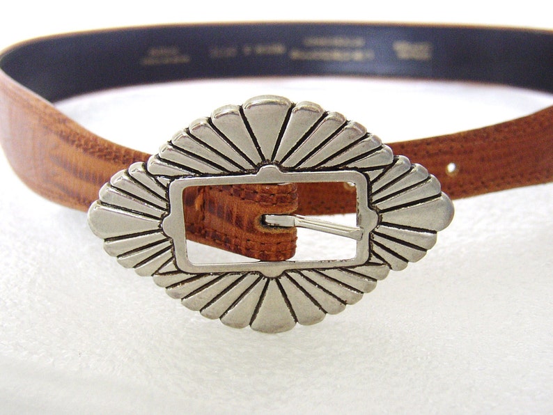 LIZ CLAIBORNE Inc. Cintura in pelle marrone con fibbia color argento anticato modello Neo Déco immagine 4