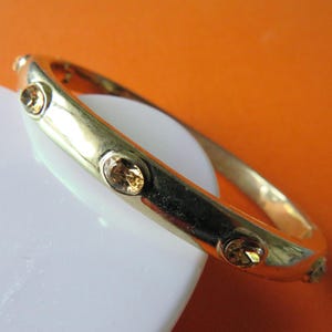 Vintage Monet armband med gångjärn: Förgyllt persikafärgat strassarmband