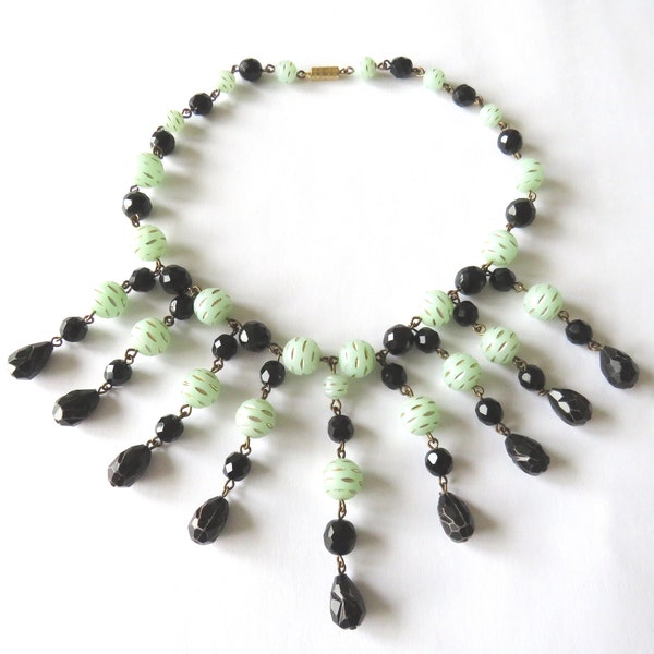 Collier frange Art Déco perles en plastique ciselé vert jade et noir et perles noires en verre moulé-pressé