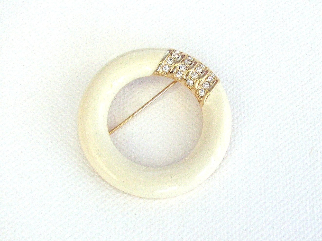 Broche Fantaisie Ancienne Ronde En Métal Doré - Diamètre 40 Mm - Occasion En Bon état