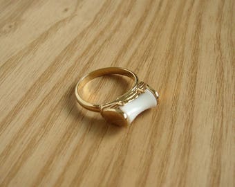 SARAH COVENTRY - Gold tone ring with white lucite inlay "Spring Fever" vintage 1978