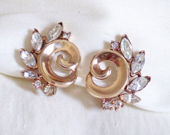 TRIFARI Alfred Philippe –  Oorclips krulvormig verguld metaal gezet met kristallen steentjes Patent Pending 1950