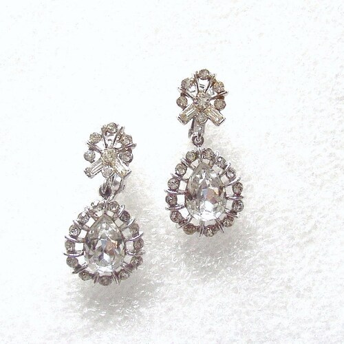 TRIFARI Alfred Philippe – Drop earrings dangles rhodium plated set with clear shops pear cut rhinestones Patent Pending 1952
