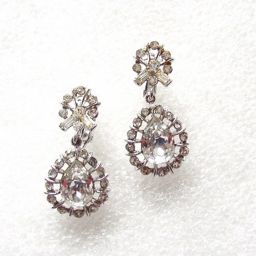 TRIFARI Alfred Philippe – Drop earrings dangles rhodium plated set with clear shops pear cut rhinestones Patent Pending 1952