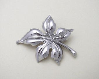 TRIFARI Crown – Leaf brooch solid base metal with rhodium plating retro style prior to 1955