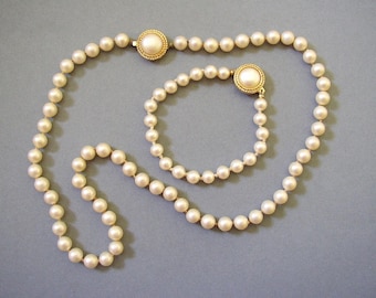 TRIFARI Crown – Elegant set "Gainsborough" single strand faux pearl knotted necklace and bracelet