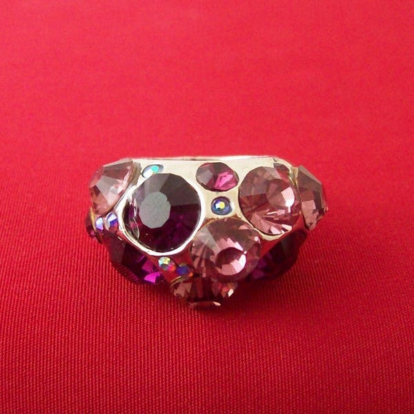 Bague métal argenté bombée incrustée de strass violets et mauves