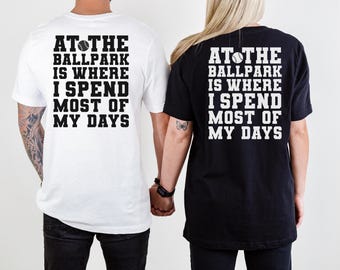 En el estadio de béisbol es donde paso la mayor parte de mis días, camiseta de béisbol, mamá del béisbol, regalo de béisbol, mamá deportista, camiseta de béisbol divertida