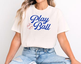 Camiseta unisex de estilo suave Play Ball, camiseta de béisbol, mamá del béisbol, indumentaria de béisbol, camiseta unisex, regalo de béisbol, regalo de entrenador de béisbol