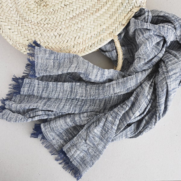 Zachte linnen sjaal-blauwe sjaal-vrouwen alle seizoenen accessoires-crème wit/blauw kleur-getextureerde linnen blend sjaal-lange sjaal-cadeau idee