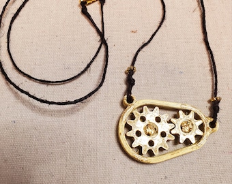 Engranajes impresos en 3D collar de engranajes de spinning funcionales con 18k circuit board gold accents black hemp engineer science steampunk stem jewelry