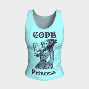 Peut inclure: Un débardeur bleu clair avec le texte "CODE Princess" et une illustration en noir et blanc d'une femme levant le poing.