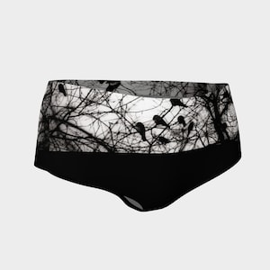 Peut inclure: Sous-vêtements noirs et blancs avec une silhouette d'oiseaux sur des branches nues contre un ciel nuageux.