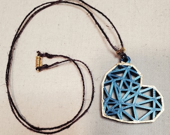 Collar de corazón geométrico impreso en 3D con detalles de oro de placa de circuito de 18k detalles de cáñamo negro science steampunk stem jewelry modern minimalist