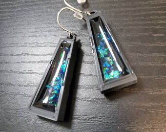 Pendientes cósmicos de galaxias cósmicas de galaxia geométrica impresa en 3D llenas de resina de gancho de plata esterlina trapezoide ingeniero declaración de la ciencia cuelgue la joyería de tallo