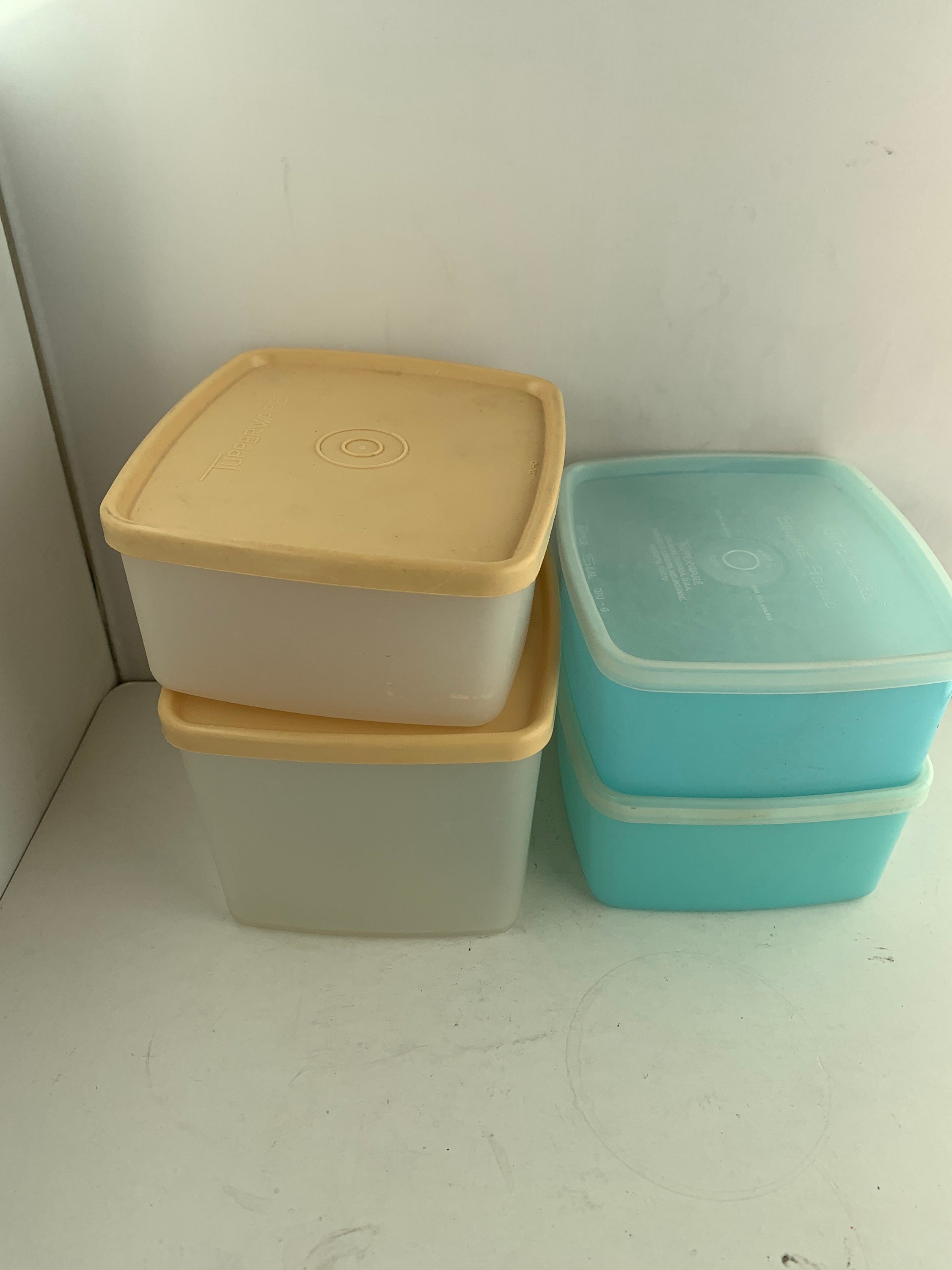 Tupperware Bagel Keeper Round Sandwich Box Storage Container Aqua Blue, 5.5  inches