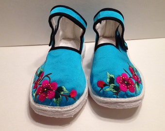 Handmade traditional Chinese girl shoes/Light Blue, Item#035